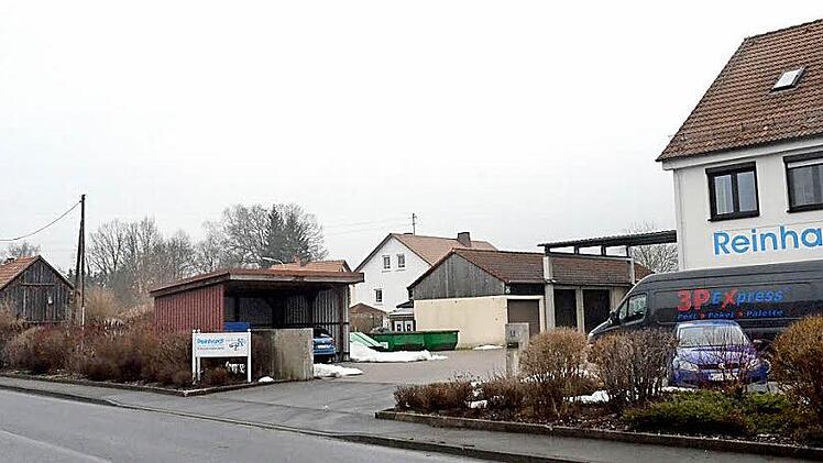 Hier an der B 85 links von der Einfahrt zur Firma Reinhardt in Gundelsdorf wird eine Lagerhalle errichtet. Der hier zu sehende Carport wird dafür abgerissen. Foto: eh