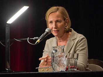 Amelie Fried las beim Haßfurter Literaturfestival in der Stadthalle in Haßfurt aus ihrem Buch "Ich fühle was, was du nicht fühlst" und beantwortete gerne die Fragen der Zuhörer.  Foto: Ulrike Langer