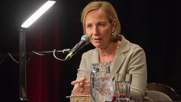 Amelie Fried las beim Haßfurter Literaturfestival in der Stadthalle in Haßfurt aus ihrem Buch "Ich fühle was, was du nicht fühlst" und beantwortete gerne die Fragen der Zuhörer.  Foto: Ulrike Langer