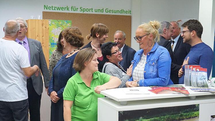 Mitarbeiter und Gäste tauschen sich aus.