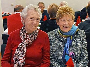 Marlies Kirchner und Margot Lücke aus Haßfurt (von links) waren zwei der 220 Senioren aus Haßfurt und Sailershausen, die zum Adventsnachmittag in die Stadthalle in Haßfurt gekommen waren.  Foto: Ulrike Langer