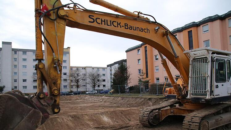 In der Friedrich-Ebert-Straße  ist der Nahkauf dem Erdboden gleichgemacht: Hier baut die Postler-Projektentwicklungsgesellschaft ein fünfstöckiges Haus mit 22 Wohnungen und einer Tiefgarage.