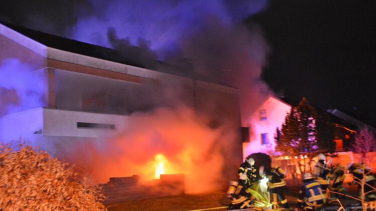 Von allen Seiten wurden die Flammen von den Feuerwehrleuten bekämpft. Foto: Hanns Friedrich