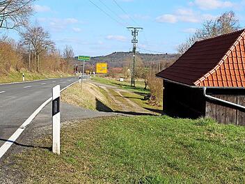 Nun kommt Bewegung in die Angelegenheit: ein Abschnitt des geplanten Geh- und Fahrradweges Laimbach – Gerach auf Höhe der Laimbachsmühle, parallel zur Kreisstraße BA 38.