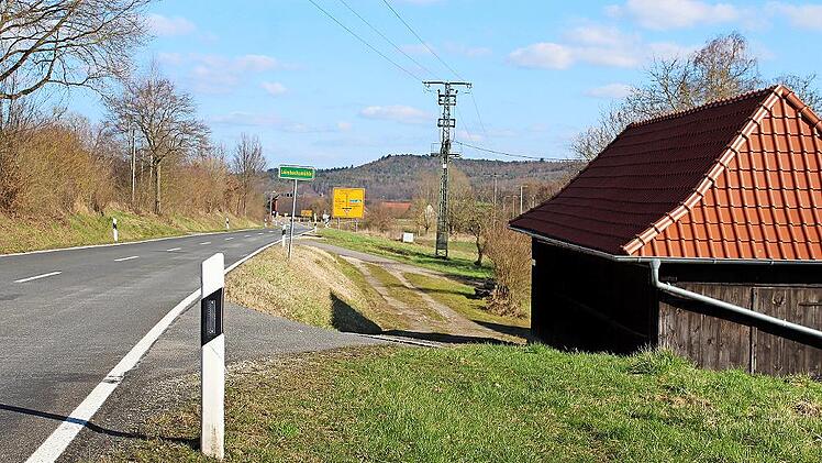 Nun kommt Bewegung in die Angelegenheit: ein Abschnitt des geplanten Geh- und Fahrradweges Laimbach – Gerach auf Höhe der Laimbachsmühle, parallel zur Kreisstraße BA 38.