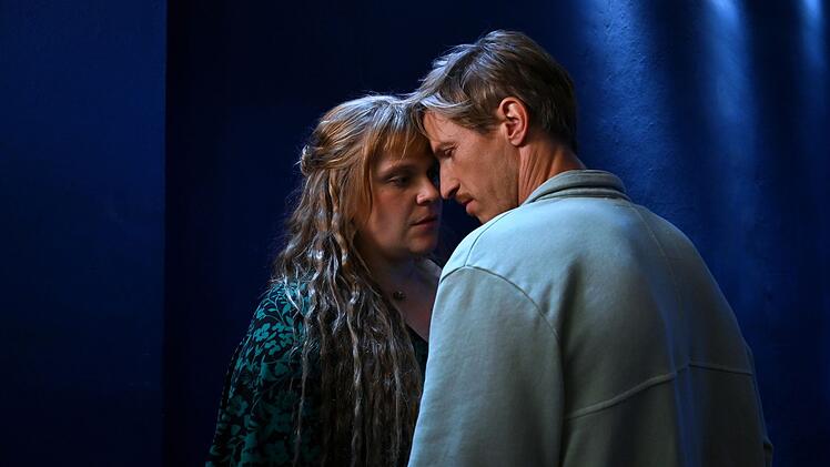 Die Anziehung zwischen Jenny (Stefanie Reinsperger) und Timo (Golo Euler) ist nicht mehr zu leugnen.