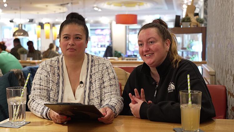 Pauline (l.) und Sassi freuen sich auf das Dinner bei Konrad.