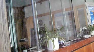 An zwei Nachmittagen sind die Bankfilialen in Unterleinleiter - hier die Volksbank - bereits geschlossen. Das Kundenaufkommen ist einfach zu gering.