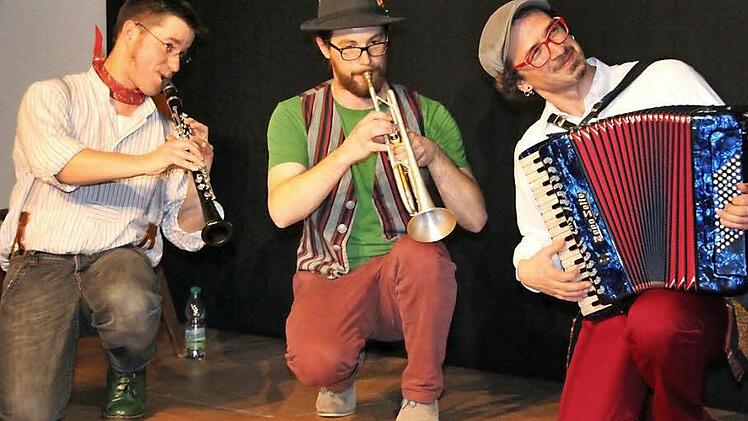 Christoph Lambertz, Ferdl Fischer und David Saam (von links) in Aktion im Mönchshof. Zusammen mit Katja Lachmann bilden sie die "Kapelle Rohrfrei". Foto: Katrin Geyer