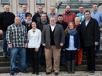 Herbert Nowak (vorne Mitte) führt die Liste "Ortsteile Wahren Ihre Interessen" an. Insgesamt stellen sich 16 Kandidaten zur Wahl. Foto: OWII
