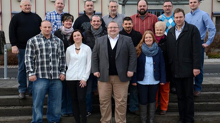 Herbert Nowak (vorne Mitte) führt die Liste "Ortsteile Wahren Ihre Interessen" an. Insgesamt stellen sich 16 Kandidaten zur Wahl. Foto: OWII