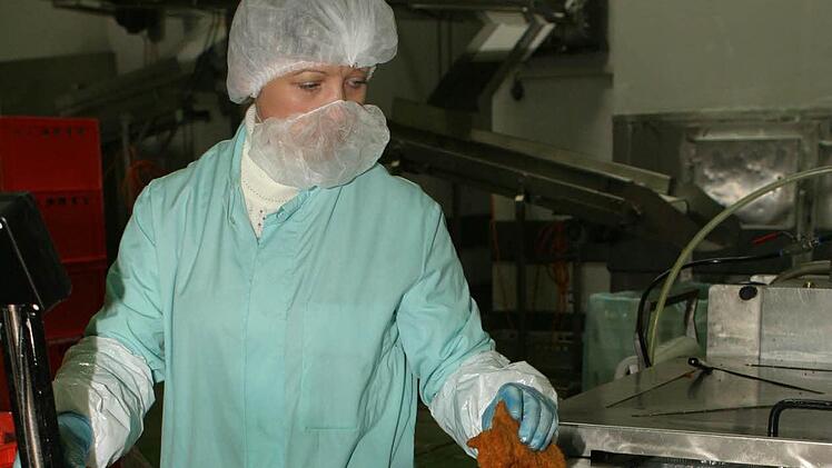 Das Foto hat nur mehr Erinnerungswert: Eine Mitarbeiterin verpackt Schnitzel. Foto: Archiv/Christoph Naumann