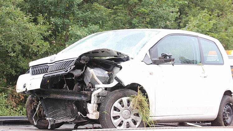 Der Skoda auf dem Abschleppfahrzeug  Foto: Friedwald Schedel