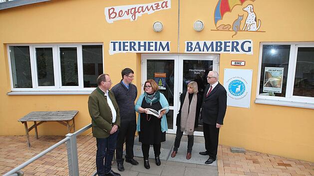 Richterin Margit Hock-Schmitt (Mitte) steht bei einem Ortstermin zwischen den streitenden Parteien (v.l.): Rechtsanwalt Helmut Gebhardt und Kl&auml;ger Thorsten Raab sowie Vereinsvorsitzender Liebhard L&ouml;ffler und Rechtsanw&auml;ltin Elisabeth Stosiek aus Erlangen. Foto: RiegerPress