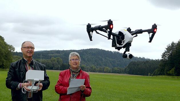 Rainer Steiger hat auf dem Ger&auml;t die Kameraeinstellung im Blick, seine Frau Roswitha l&auml;sst den Kopter nicht aus dem Auge. Foto: Public Address / R.Steiger