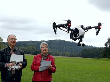 Rainer Steiger hat auf dem Gerät die Kameraeinstellung im Blick, seine Frau Roswitha lässt den Kopter nicht aus dem Auge. Foto: Public Address / R.Steiger