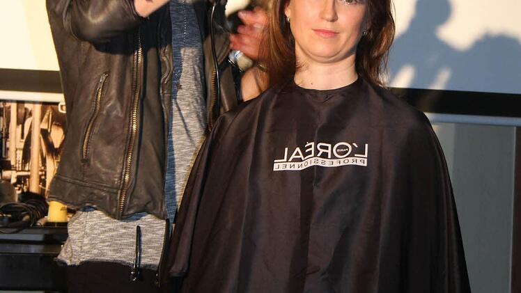 Max Hönninger fixierte den bauschigen Sixties-Look mit Spray. Die Fülle erreichte er, weil er die Haare antoupierte.