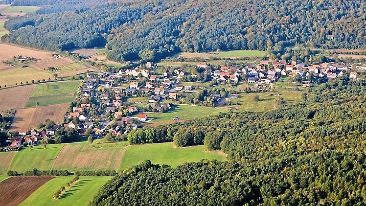 Eingebettet in viel Natur: der Ort Friesen am Fuße der Friesener Warte Foto: Ronald Rinklef