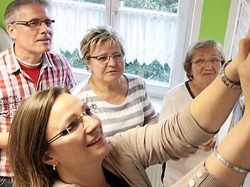 Edi Göller, Kathrin Günther, Angela Saffer und Ingrid Belzer (von links) bereiten die Sonderausstellung vor.  Fotos: Josef Hofbauer: