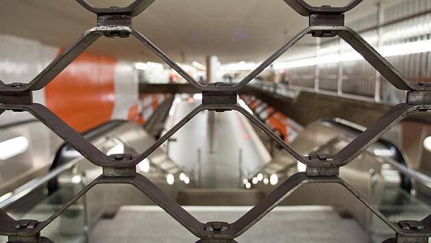 Ein unbekannter Täter hat in einer U-Bahn-Station in Köln einen 76-jährigen Rentner die Treppe hinuntergestoßen.  Der Senior wurde dabei schwer verletzt. Symbolbild: Daniel Karmann/dpa