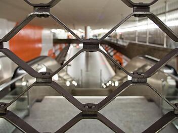 Ein unbekannter T&auml;ter hat in einer U-Bahn-Station in K&ouml;ln einen 76-j&auml;hrigen Rentner die Treppe hinuntergesto&szlig;en.  Der Senior wurde dabei schwer verletzt. Symbolbild: Daniel Karmann/dpa