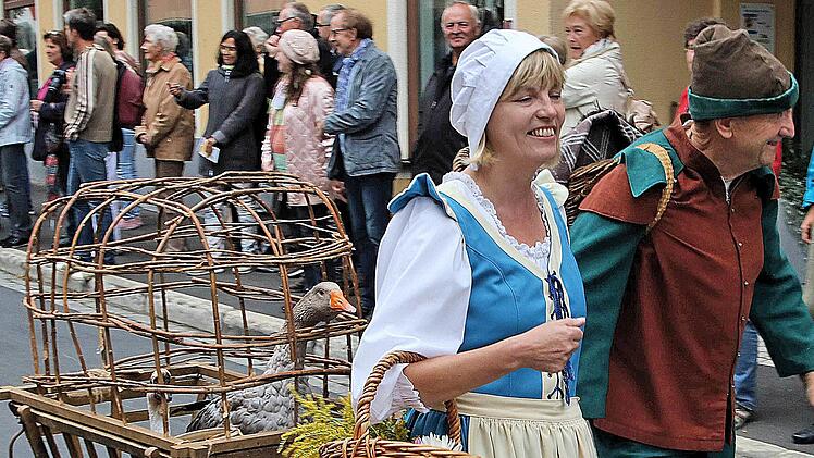 Die Teilnehmer am Heimatspiel zogen, vorbei an Hunderten von winkenden Zuschauern und den Verkaufsständen, vom Oberen Tor bis zu ihrer Spielstätte vor dem Heimatsspielhaus. Mit dabei waren auch Pferde, Ziegen, Hunde und Gänse. Foto: Dieter Britz