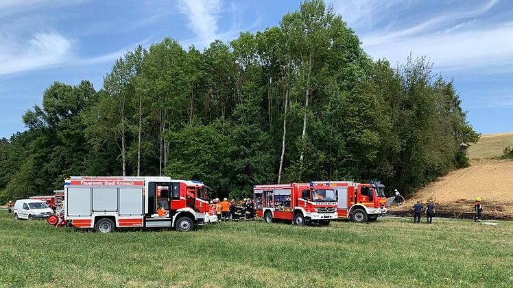 Die Einsatzkräfte haben sich  mit zahlreichen Einsatzfahrzeugen am Waldrand in Au positioniert.FW Kronach