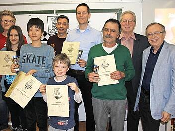 Elias Pfann (l.) und Reiner Schulz sowie Günter Schulz (v. r.) rahmten die Vereinssieger Merle Gorka, Felix Stier, Jakob Gugel, Michael Brunsch (hinten), Peter Seidel und Janusz Gorniak (v. l.) ein. Stadtmeister Lukas Schulz war verhindert, er nahm an einem Turnier in Bamberg teil. Foto: Sebastian Dietze