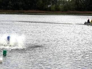 Die Feuerwehr setzte Pumpen und ein Boot ein.  Foto: Feuerwehr Haßfurt