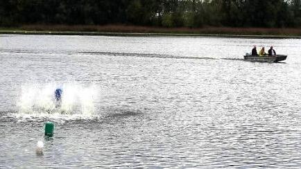 Die Feuerwehr setzte Pumpen und ein Boot ein.  Foto: Feuerwehr Haßfurt