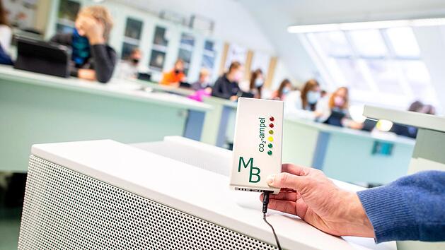 Ein gutes Signal: Die CO2-Ampel vor dem Luftfiltergerät zeigt gelb. Das heißt, der Klassenraum ist gut belüftet.