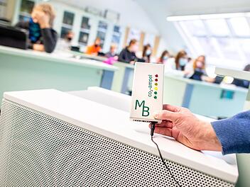 Ein gutes Signal: Die CO2-Ampel vor dem Luftfilterger&auml;t zeigt gelb. Das hei&szlig;t, der Klassenraum ist gut bel&uuml;ftet.