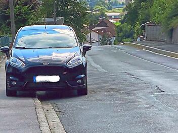 Die Gemeinde Grub am Forst will es nicht länger hinnehmen, dass Gehsteige zugeparkt werden wie zum Beispiel hier in der Waldstraße, und nimmt nun teil an der kommunalen Verkehrsüberwachung.