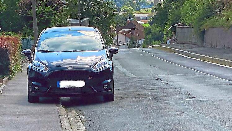 Die Gemeinde Grub am Forst will es nicht länger hinnehmen, dass Gehsteige zugeparkt werden wie zum Beispiel hier in der Waldstraße, und nimmt nun teil an der kommunalen Verkehrsüberwachung.