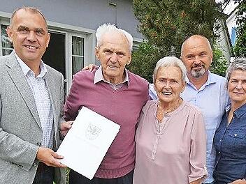 Bürgermeister Alexander Wunderlich (links) gratulierte Heinz und Erika Weinlein zur diamantenen Hochzeit, Sohn Stefan und dessen Ehefrau Fheema schlossen sich an.