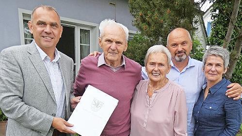 Bürgermeister Alexander Wunderlich (links) gratulierte Heinz und Erika Weinlein zur diamantenen Hochzeit, Sohn Stefan und dessen Ehefrau Fheema schlossen sich an.