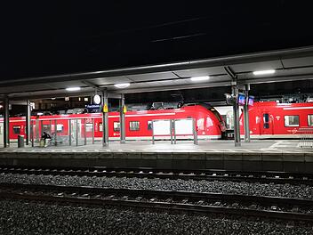 Zug, Bahn, Eisenbahn, Bahnsteig, Gleis, Bahnhof am Abend, Dunkelheit, im Dunkeln