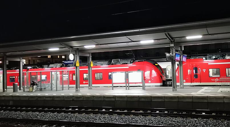 Zug, Bahn, Eisenbahn, Bahnsteig, Gleis, Bahnhof am Abend, Dunkelheit, im Dunkeln