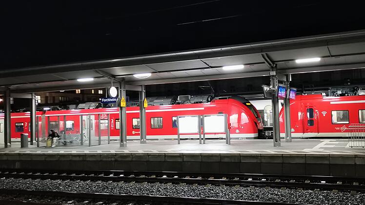 Zug, Bahn, Eisenbahn, Bahnsteig, Gleis, Bahnhof am Abend, Dunkelheit, im Dunkeln