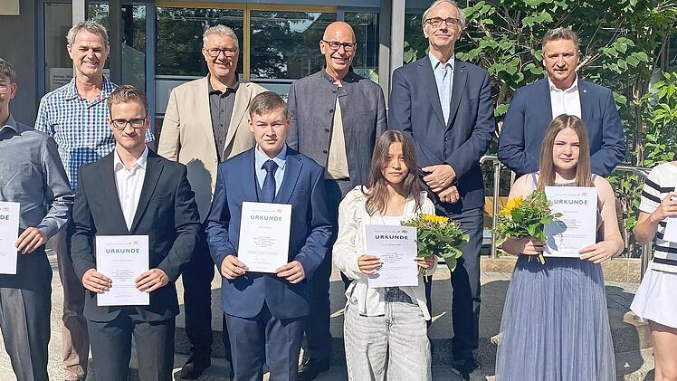 Marlon Löppert, Felix Kaltenecker, Max Dippold, Lida Mohammadi, Paula Corinna Scholz und Dominika Bevz (vorne, v. l.) freuen sich mit  (hinten, v.l.) dem Vorsitzenden des örtlichen Personalrats Bernhard Jeßberger, Schulrat Bernd Schick, Landrat C...
