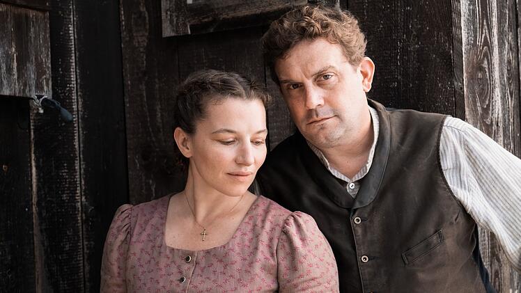 Während ihr Vater nach dem Ersten Weltkrieg zum Mitläufer der erstarkenden Nationalisten wird, steht Julie Stelzinger (Antonia Bill) fest an der Seite ihres Freundes und späteren Ehemanns Ludwig Allberger (Sebastian Bezzel). Der Rotgardist wird von Silvan Heingeiger jr. und seiner Gefolgschaft verfolgt.