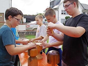 Unter den Krapfenbäckern waren die Jungs deutlich in der Überzahl. Foto: Thomas Hümmer