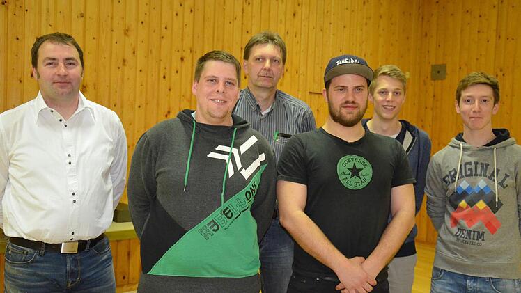 Hier steht die stark verjüngte neue Führungsriege des TSV Gauaschach mit (von links): Gerhard Scheuerer (erster Kassierer), Sebastian Weidner (Wirtschaftsleiter und dritter Vorstand), Hans-Jürgen Liegl (zweiter Kassierer), Jens Schmähling (Zweiter Vorstand), Tobias Göbel (Schriftführer Sport) und Jonas Pfeuffer (Schriftführer Wirtschaftsausschuss). Fotos: Jana Keul