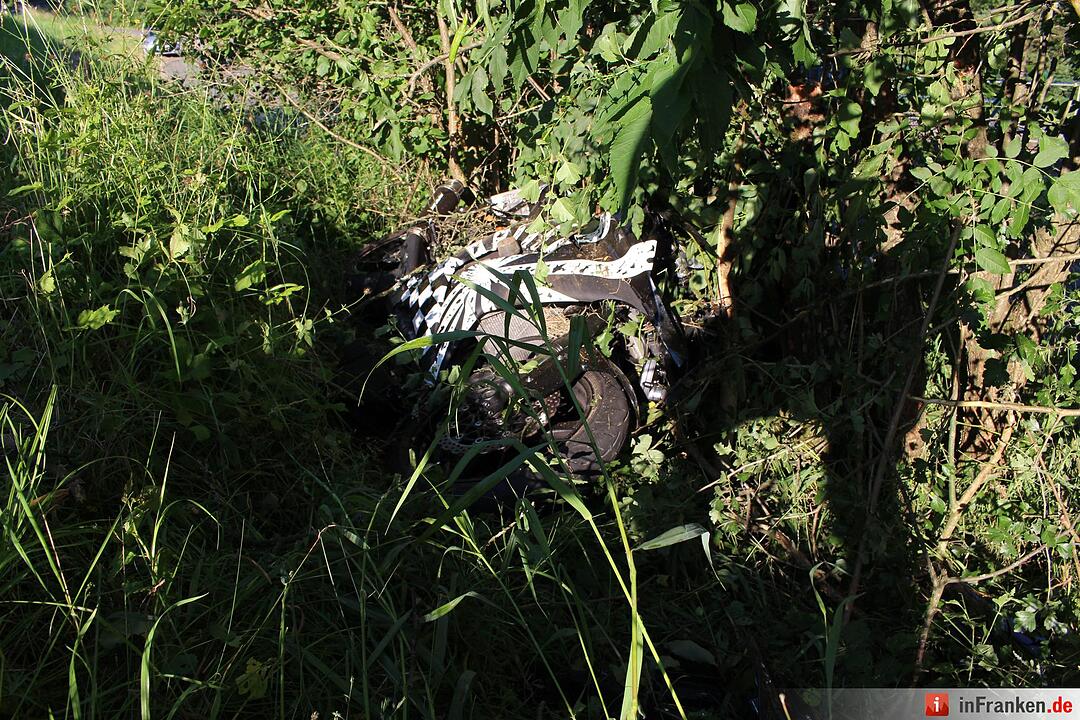 Motorrad kollidiert mit Traktor - Biker schwerst verletzt