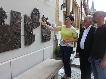 Zweite Bürgermeisterin Angela Hofmann mit Bernd Holzmann und Tobias Schreiber (rechts) am Bronzerelief  Foto: Veronika Schadeck