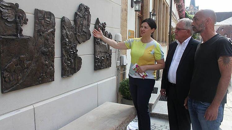 Zweite Bürgermeisterin Angela Hofmann mit Bernd Holzmann und Tobias Schreiber (rechts) am Bronzerelief  Foto: Veronika Schadeck