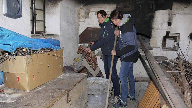 Doris Zetzmann (links) und Sonja Pfaff beim herbstliche Großreinemachen im Kaltenbrunner Backofen. Foto: Berthold Köhler