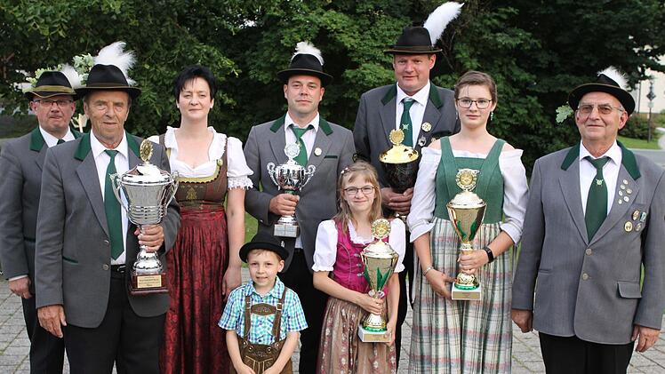 Die Pokalgewinner beim diesjährigen Schützenfest in Tschirn.  Foto: Michael Wunder