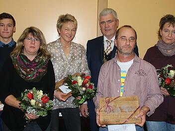 Bürgermeister Bernhard Storath (Dritter von rechts) ehrte beim Jahresschlussempfang der Gemeinde Ebensfeld (von links) Lukas Lorber, Sabine Herr, Marion Damm sowie Udo Nuffer und Petra Oeckler.Matthias Einwag
