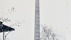 Der stehengebliebene Stumpf des Schornsteins vom Ferngaswerk, dessen Einsturz ein Menschenleben forderte. Foto: Dieter Seyfarth